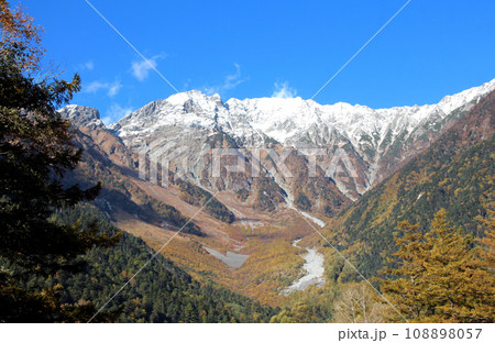上高地と快晴の青空 108898057
