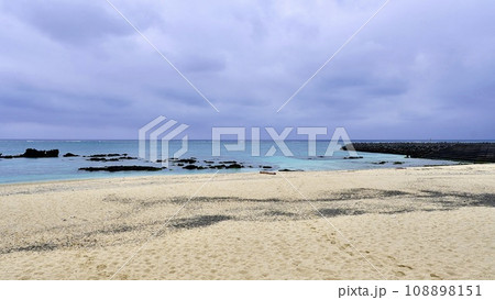 鹿児島県与論島の大金久海岸 鹿児島県与論島の大金久海岸 108898151