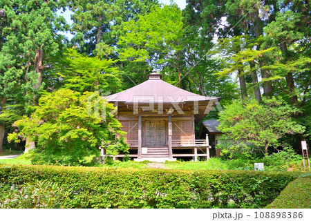 東北・平泉・関山の中尊寺、金色堂覆堂の付近にある釈迦堂・岩手県平泉町(2) 東北・平泉・関山の中尊寺、金色堂覆堂の付近にある釈迦堂・岩手県平泉町(2) 108898386