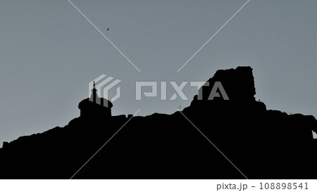 シルエットになっている風景 108898541