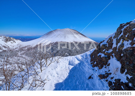 冬の長野県小諸市の浅間外輪山のトーミの頭付近から浅間山方面を見る 108898685