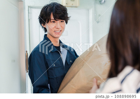 宅配の配達をする男性スタッフ 108898695