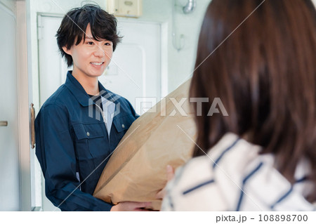 宅配の配達をする男性スタッフ 108898700