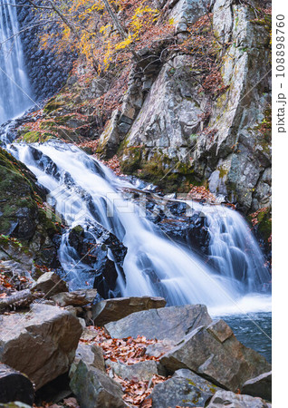 秋のお仙ヶ峡　流れ落ちる滝 108898760