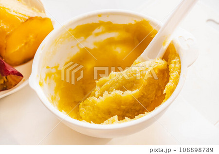 裏ごしして練ったサツマイモ 裏ごしして練ったサツマイモ 108898789