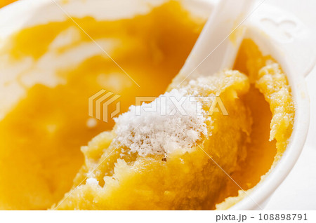 裏ごししたサツマイモと砂糖 裏ごししたサツマイモと砂糖 108898791
