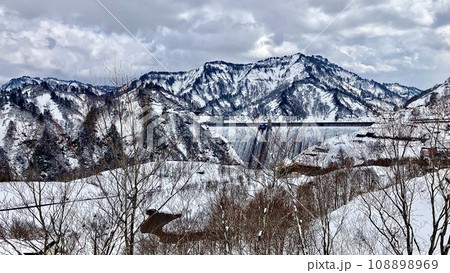 新潟県にある秘境　冬の奥只見ダムの全景 108898969