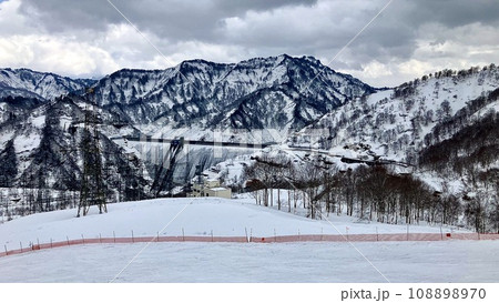 新潟県にある秘境 冬の奥只見ダムの全景 新潟県にある秘境 冬の奥只見ダムの全景 108898970