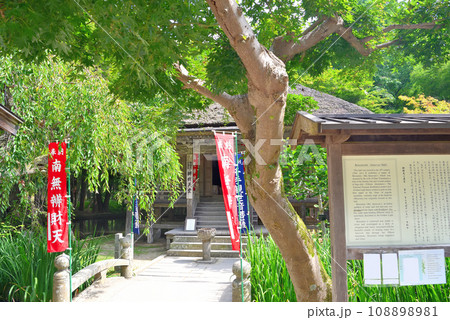 東北・平泉・関山の中尊寺、水に囲まれるお堂、弁財天十五童子が安置された弁財天堂・岩手県平泉町(7) 108898981