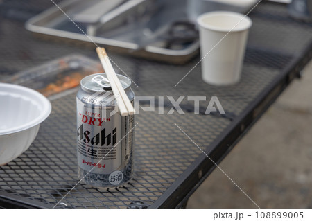 バーベキュー中のビール缶 108899005
