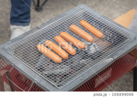 炭火で焼かれるソーセージ 108899006