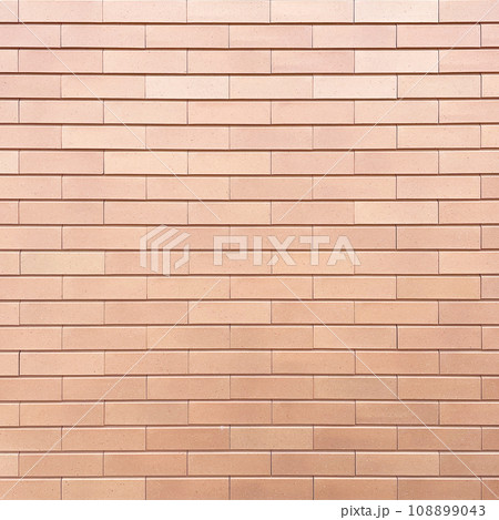 オレンジベージュのレンガタイルの壁の正方形の背景画像 108899043