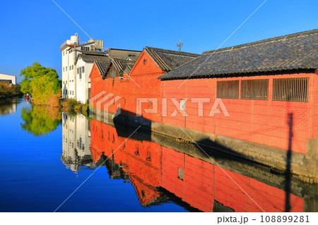 【福岡県】シンメトリーな並倉（水郷柳川） 108899281