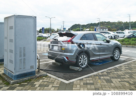充電中の電気自動車（EV）（道の駅の急速充電設備にて） 108899410