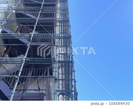 メッシュシート装着前の仮設クサビ足場 108899430