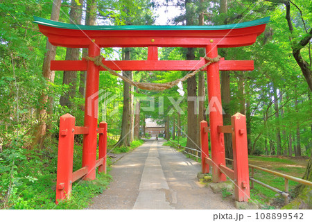 東北・平泉・関山の中尊寺、境内の北側にある白山神社と能舞台、参道の入口にある鳥居・岩手県平泉町(5) 東北・平泉・関山の中尊寺、境内の北側にある白山神社と能舞台、参道の入口にある鳥居・岩手県平泉町(5) 108899542