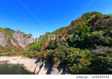 【福岡県】快晴の日向神渓谷の紅葉（ハート岩） 108899549