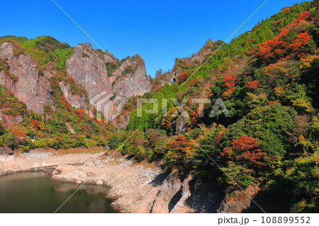 【福岡県】快晴の日向神渓谷の紅葉(ハート岩) 【福岡県】快晴の日向神渓谷の紅葉(ハート岩) 108899552