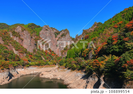 【福岡県】快晴の日向神渓谷の紅葉（ハート岩） 108899554