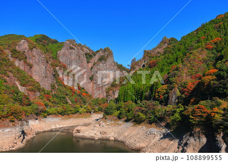 【福岡県】快晴の日向神渓谷の紅葉（ハート岩） 108899555