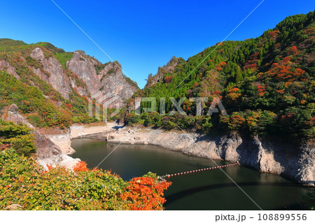 【福岡県】快晴の日向神渓谷の紅葉（ハート岩） 108899556