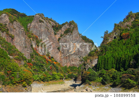 【福岡県】快晴の日向神渓谷の紅葉（ハート岩） 108899558