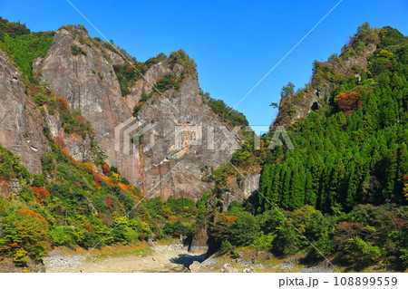 【福岡県】快晴の日向神渓谷の紅葉(ハート岩) 【福岡県】快晴の日向神渓谷の紅葉(ハート岩) 108899559