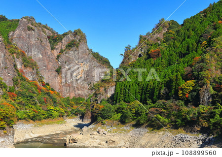 【福岡県】快晴の日向神渓谷の紅葉（ハート岩） 108899560
