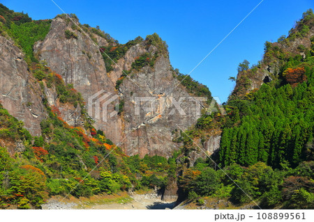 【福岡県】快晴の日向神渓谷の紅葉（ハート岩） 108899561