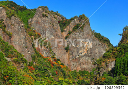 【福岡県】快晴の日向神渓谷の紅葉（ハート岩） 108899562