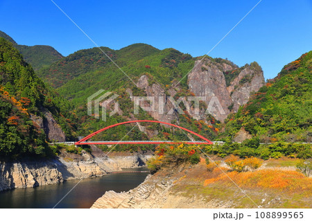【福岡県】快晴の日向神渓谷の紅葉（ハート岩） 108899565
