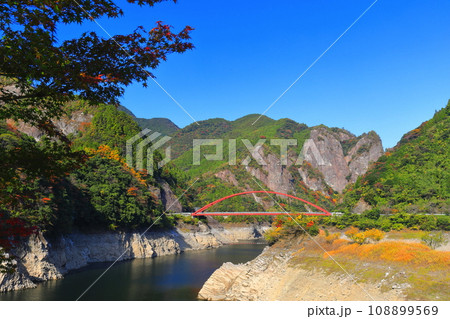 【福岡県】快晴の日向神渓谷の紅葉（ハート岩） 108899569