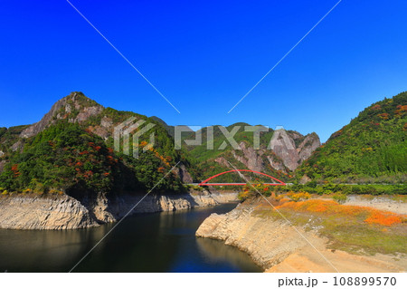 【福岡県】快晴の日向神渓谷の紅葉（ハート岩） 108899570