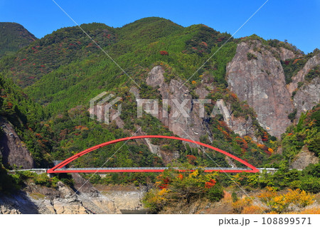 【福岡県】快晴の日向神渓谷の紅葉（ハート岩） 108899571