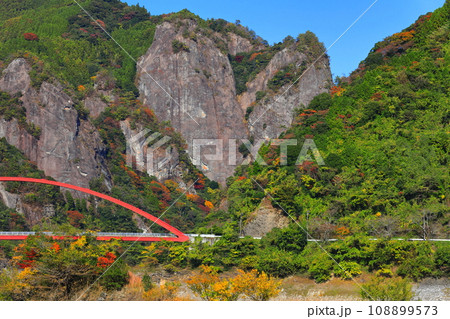 【福岡県】快晴の日向神渓谷の紅葉(ハート岩) 【福岡県】快晴の日向神渓谷の紅葉(ハート岩) 108899573