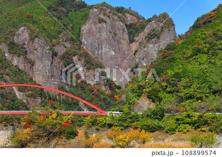 【福岡県】快晴の日向神渓谷の紅葉(ハート岩) 【福岡県】快晴の日向神渓谷の紅葉(ハート岩) 108899574