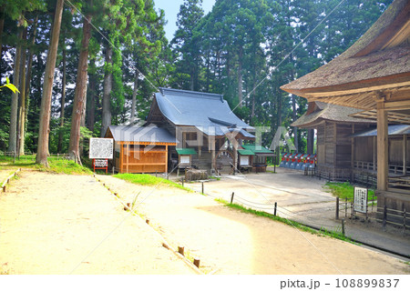 東北・平泉・関山の中尊寺、境内の北側にある白山神社の境内、社殿と能舞台・岩手県平泉町() 東北・平泉・関山の中尊寺、境内の北側にある白山神社の境内、社殿と能舞台・岩手県平泉町() 108899837