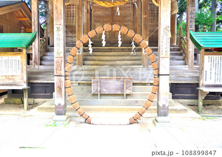 東北・平泉・関山の中尊寺、境内の北側にある白山神社、社殿正面の祓いの輪、茅の輪・岩手県平泉町(2) 東北・平泉・関山の中尊寺、境内の北側にある白山神社、社殿正面の祓いの輪、茅の輪・岩手県平泉町(2) 108899847