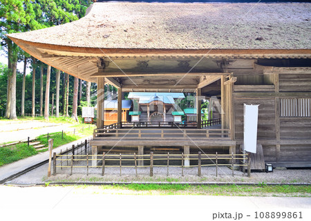 東北・平泉・関山の中尊寺、境内の北側にある白山神社の境内、能舞台越しに見る社殿・岩手県平泉町(2) 東北・平泉・関山の中尊寺、境内の北側にある白山神社の境内、能舞台越しに見る社殿・岩手県平泉町(2) 108899861