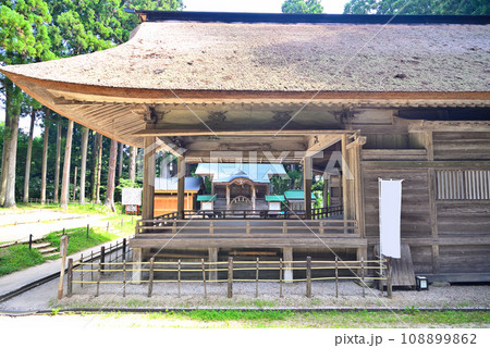 東北・平泉・関山の中尊寺、境内の北側にある白山神社の境内、能舞台越しに見る社殿・岩手県平泉町(3) 東北・平泉・関山の中尊寺、境内の北側にある白山神社の境内、能舞台越しに見る社殿・岩手県平泉町(3) 108899862