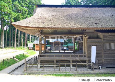 東北・平泉・関山の中尊寺、境内の北側にある白山神社の境内、能舞台越しに見る社殿・岩手県平泉町(5) 108899865