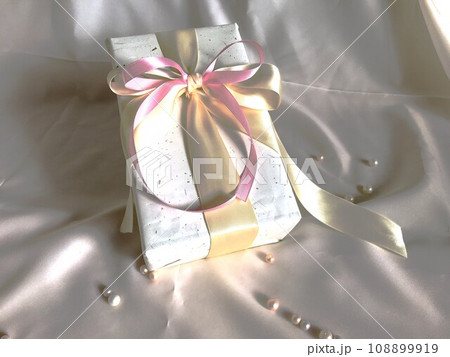 白い布の上のプレゼント 108899919