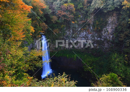【熊本県】紅葉の下城滝 108900336