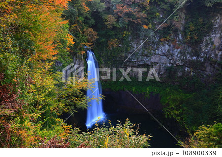 【熊本県】紅葉の下城滝 108900339