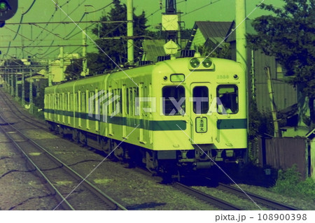 地上時代の世田谷代田ー梅ヶ丘を走る2400形HE車2558他、1976年7月17日 108900398