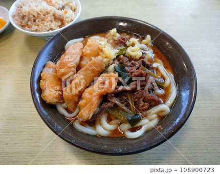 福岡名物ごぼ天肉うどんとかしわ飯 108900723