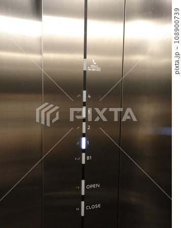 見にくいエレベーターボタン 見にくいエレベーターボタン 108900739