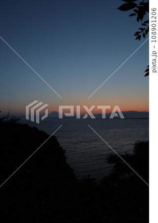 江ノ島の高台から望む富士山の夕景 108901206