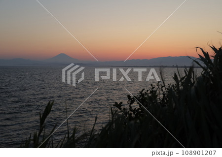 江ノ島の高台から望む富士山の夕景 108901207