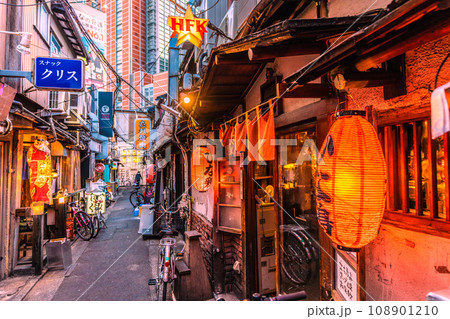 日本の東京都市景観11月。三軒茶屋駅すぐの飲み屋街「三茶3番街」（三軒茶屋三角地帯）などを望む 108901210